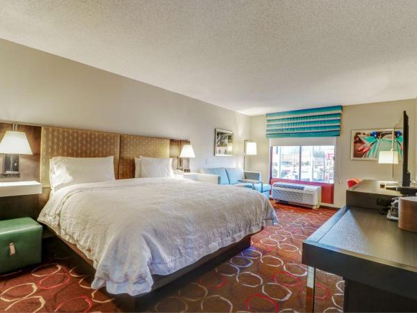 Hampton Inn Tropicana : photo 4 de la chambre chambre lit king-size avec canapé-lit - non-fumeurs
