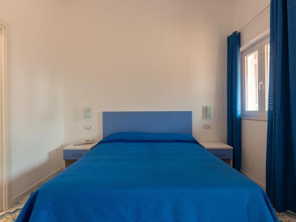 Hotel Villa Sirena : photo 3 de la chambre chambre triple - vue sur la piscine