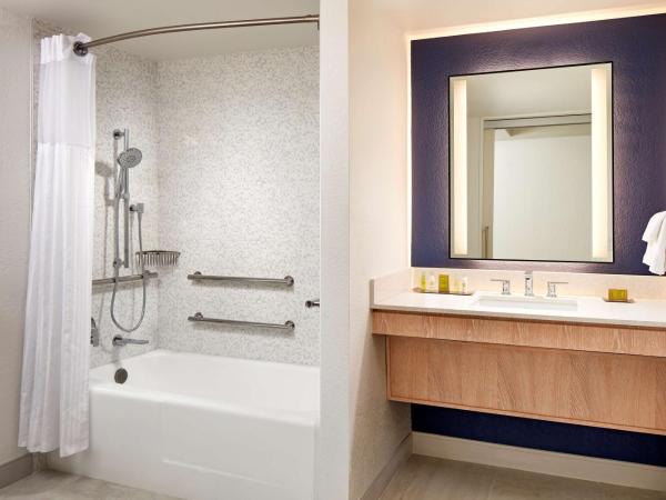 Hotel MDR Marina del Rey- a DoubleTree by Hilton : photo 6 de la chambre chambre lit king-size avec baignoire accessible aux personnes à mobilité réduite et malentendantes
