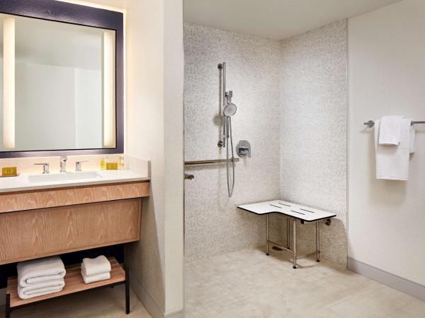 Hotel MDR Marina del Rey- a DoubleTree by Hilton : photo 5 de la chambre chambre lit king-size - accessible aux personnes à mobilité réduite