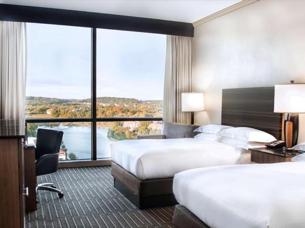 Hilton Charlotte University Place : photo 4 de la chambre chambre double avec 2 lits doubles et vue sur le lac
