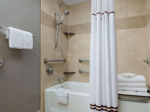 Hilton Charlotte University Place : photo 2 de la chambre king room - mobility and hearing access