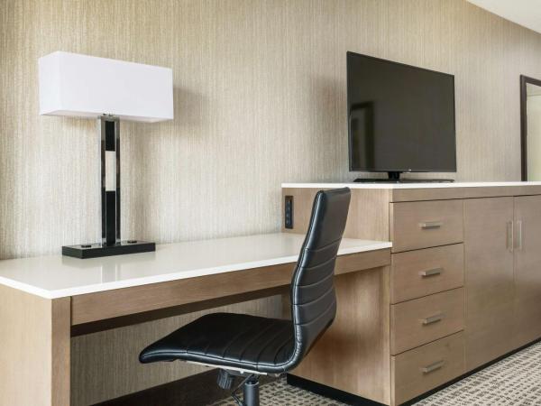 DoubleTree by Hilton Orlando Airport Hotel : photo 2 de la chambre chambre avec 2 grands lits queen-size