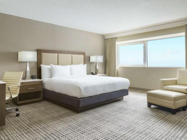DoubleTree by Hilton Orlando Airport Hotel : photo 2 de la chambre suite lit king-size junior avec balcon - non-fumeurs