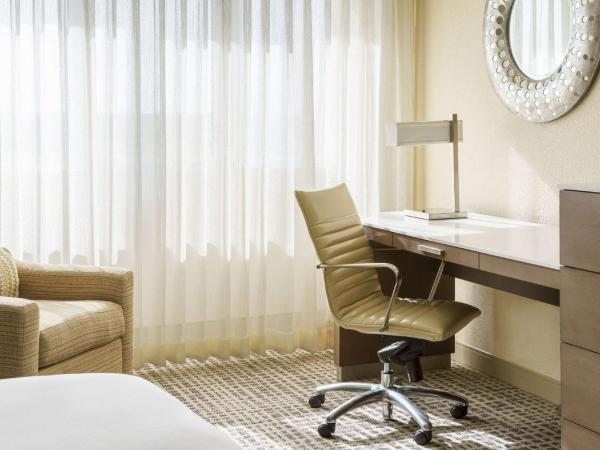 DoubleTree by Hilton Orlando Airport Hotel : photo 3 de la chambre chambre lit king-size - non-fumeurs