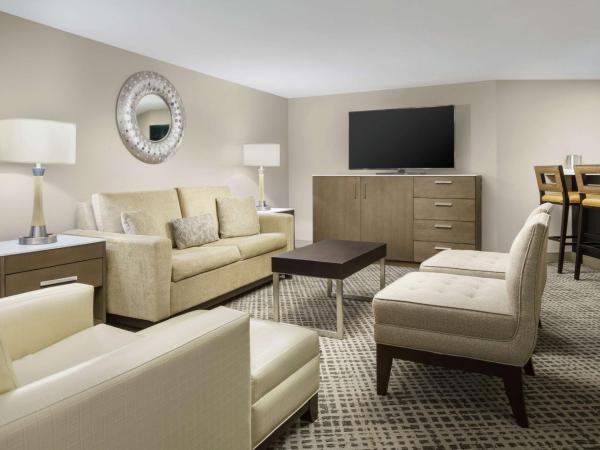 DoubleTree by Hilton Orlando Airport Hotel : photo 3 de la chambre suite lit king-size junior avec balcon - non-fumeurs