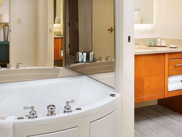 Hilton Atlanta Perimeter Suites : photo 5 de la chambre suite lit king-size avec jacuzzi