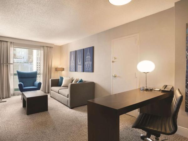Hilton Chicago Magnificent Mile Suites : photo 1 de la chambre suite 1 chambre lit king-size avec baignoire accessible aux personnes à mobilité réduite