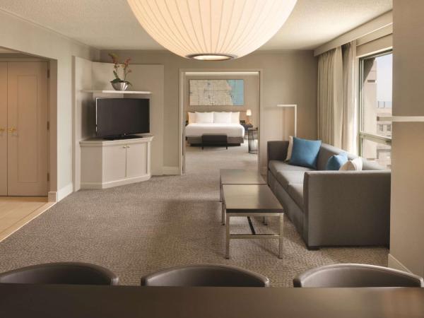 Hilton Chicago Magnificent Mile Suites : photo 6 de la chambre suite 1 chambre avec lit king-size conférence