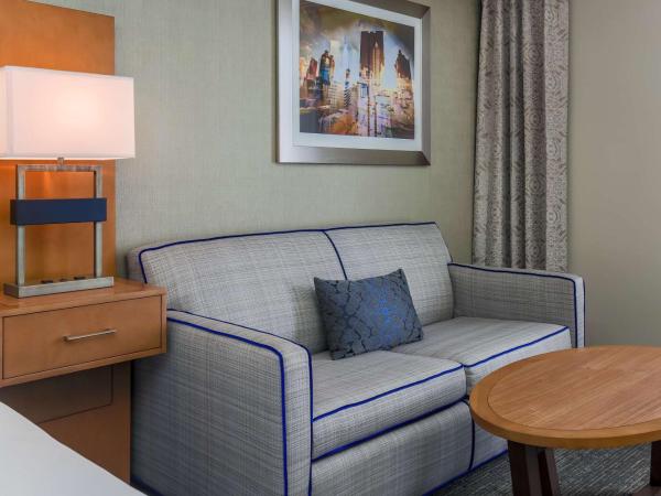 DoubleTree by Hilton Atlanta Airport : photo 3 de la chambre chambre lit king-size avec canapé-lit