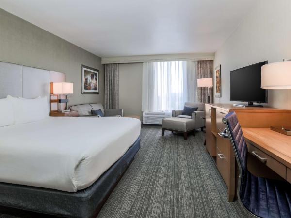 DoubleTree by Hilton Atlanta Airport : photo 2 de la chambre chambre lit king-size avec canapé-lit