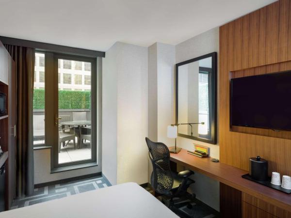 Hilton Garden Inn New York Central Park South-Midtown West : photo 4 de la chambre chambre king de luxe avec terrasse