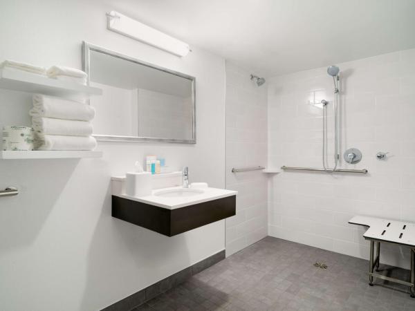Hampton Inn Philadelphia Center City-Convention Center : photo 5 de la chambre suite lit king-size pour personnes à mobilité réduite avec douche accessible en fauteuil roulant - non-fumeurs