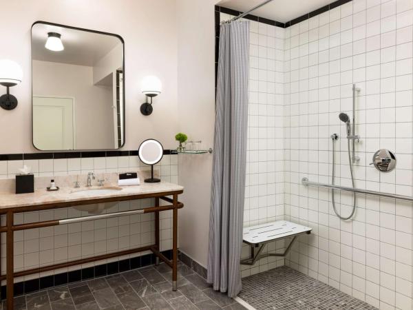 The Candler Hotel Atlanta, Curio Collection by Hilton : photo 3 de la chambre chambre lit king-size avec douche accessible en fauteuil roulant - adaptée aux personnes à mobilité réduite