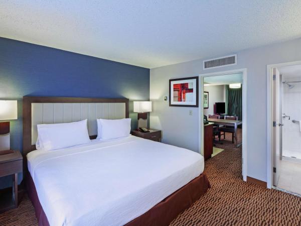 Embassy Suites by Hilton Dallas Market Center : photo 2 de la chambre grande suite lit king-size - non-fumeurs