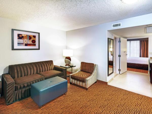 Embassy Suites by Hilton Dallas Market Center : photo 2 de la chambre chambre lit king-size - accessible aux personnes à mobilité réduite - non-fumeurs 