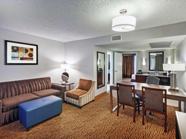 Embassy Suites by Hilton Dallas Market Center : photo 2 de la chambre suite 2 pièces avec lit king-size - non-fumeurs