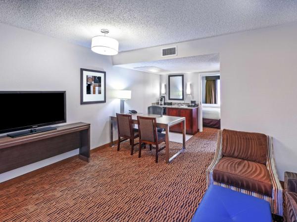 Embassy Suites by Hilton Dallas Market Center : photo 4 de la chambre suite 2 pièces avec lit king-size - non-fumeurs