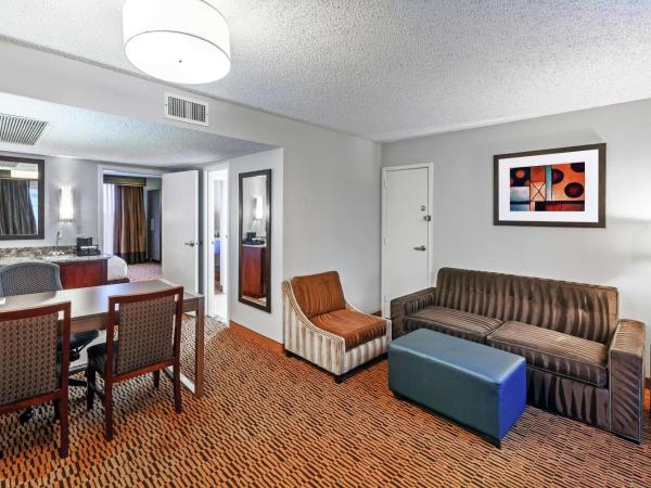 Embassy Suites by Hilton Dallas Market Center : photo 3 de la chambre suite 2 pièces avec lit king-size - non-fumeurs