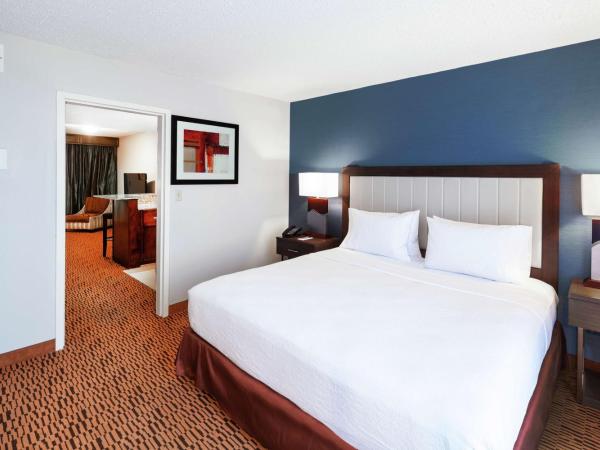 Embassy Suites by Hilton Dallas Market Center : photo 5 de la chambre suite 2 pièces avec lit king-size - non-fumeurs
