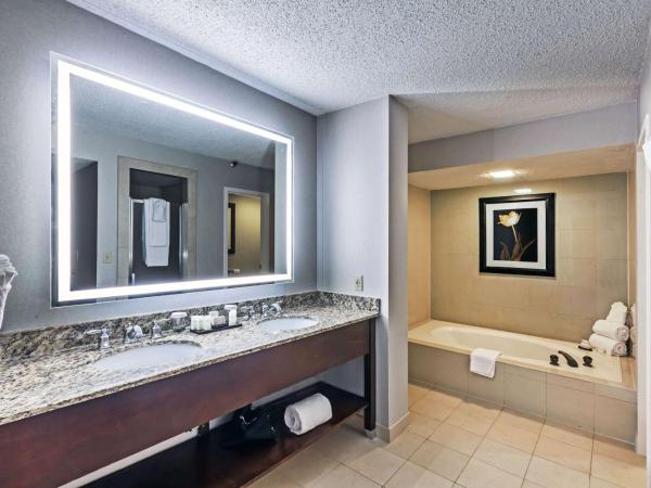 Embassy Suites by Hilton Dallas Market Center : photo 5 de la chambre chambre exécutive lit king-size - non-fumeurs