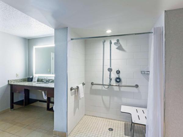 Embassy Suites by Hilton Dallas Market Center : photo 1 de la chambre executive king suite room - disability access roll in shower - non-smoking