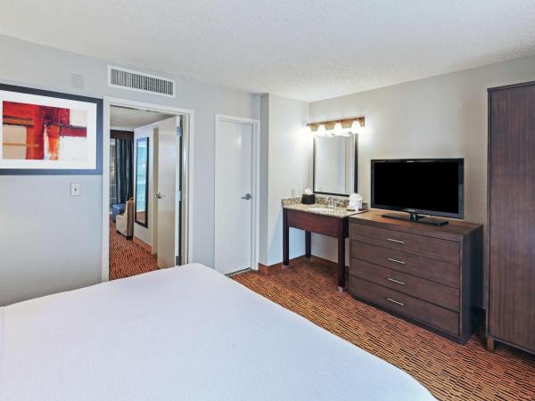 Embassy Suites by Hilton Dallas Market Center : photo 6 de la chambre suite 2 pièces avec lit king-size - non-fumeurs