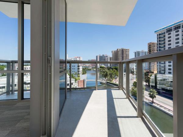 The Gates Hotel South Beach - a Doubletree by Hilton : photo 1 de la chambre suite lit king-size avec balcon - vue sur piscine
