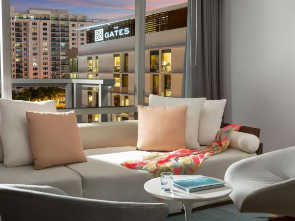 The Gates Hotel South Beach - a Doubletree by Hilton : photo 2 de la chambre suite lit king-size avec canapé-lit