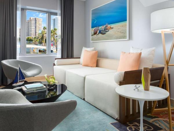 The Gates Hotel South Beach - a Doubletree by Hilton : photo 1 de la chambre suite lit king-size avec canapé-lit