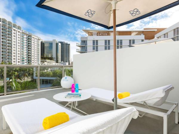 The Gates Hotel South Beach - a Doubletree by Hilton : photo 2 de la chambre hébergement lit king-size avec terrasse - vue sur piscine