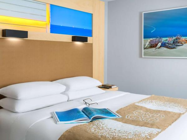 The Gates Hotel South Beach - a Doubletree by Hilton : photo 3 de la chambre chambre lit king-size avec douche accessible en fauteuil roulant - adaptée aux personnes à mobilité réduite/malentendantes