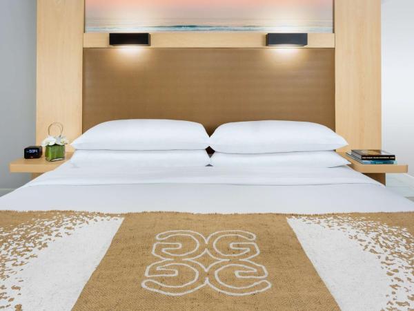 The Gates Hotel South Beach - a Doubletree by Hilton : photo 2 de la chambre chambre lit king-size - vue sur piscine