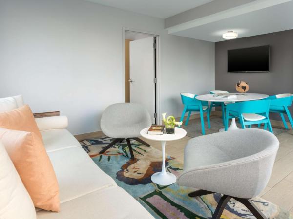 The Gates Hotel South Beach - a Doubletree by Hilton : photo 8 de la chambre suite lit king-size avec canapé-lit