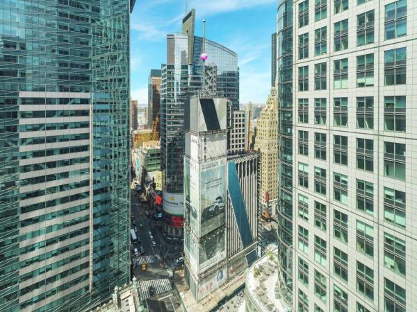 Hilton Garden Inn New York - Times Square Central : photo 2 de la chambre chambre d'angle lit king-size - vue sur times square