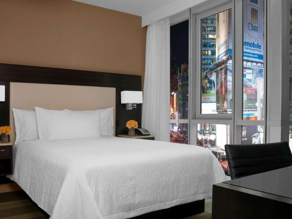 Hilton Garden Inn New York - Times Square Central : photo 2 de la chambre chambre lit king-size - vue partielle sur times square