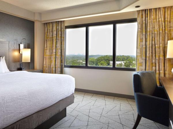 Embassy Suites by Hilton Atlanta Galleria : photo 3 de la chambre king suite with city view - hearing access/non-smoking