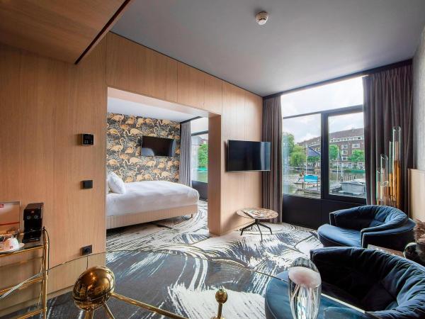 Apollo Hotel Amsterdam, a Tribute Portfolio Hotel : photo 3 de la chambre suite lit king-size design - vue sur canal