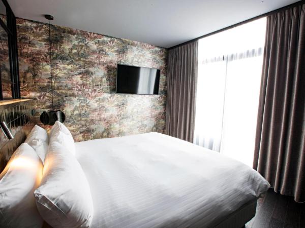 Apollo Hotel Amsterdam, a Tribute Portfolio Hotel : photo 6 de la chambre suite lit king-size design - vue sur canal