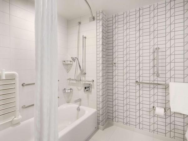 Embassy Suites by Hilton Atlanta Perimeter Center : photo 5 de la chambre corner king suite with bath tub - mobility access/non-smoking