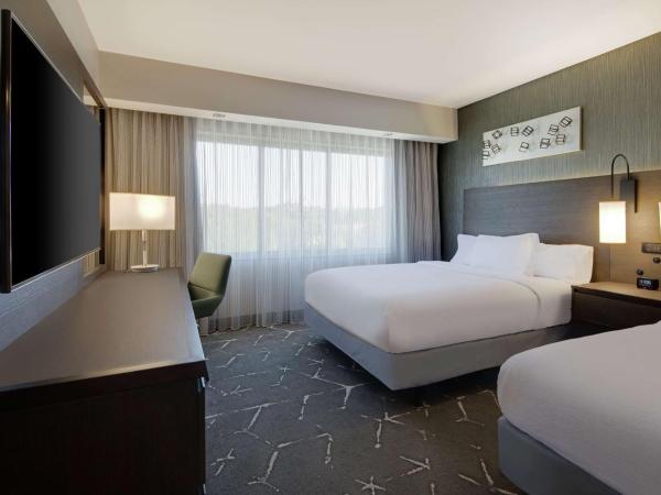 Embassy Suites by Hilton Atlanta Perimeter Center : photo 1 de la chambre suite avec 2 lits queen-size - adaptée aux personnes malentendantes