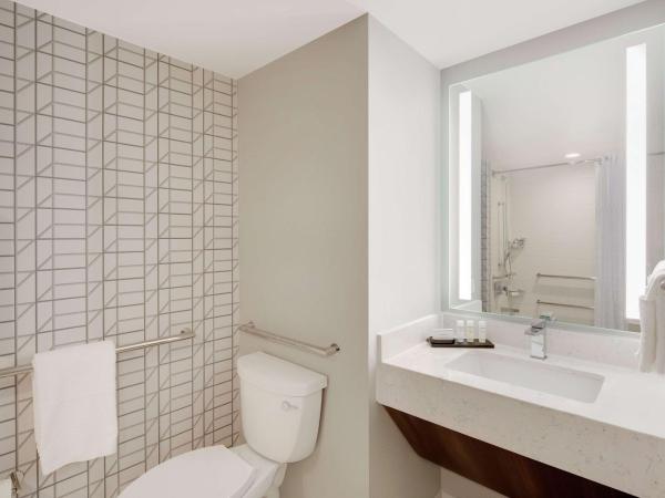 Embassy Suites by Hilton Atlanta Perimeter Center : photo 6 de la chambre corner king suite with bath tub - mobility access/non-smoking