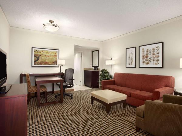 Embassy Suites by Hilton Atlanta Perimeter Center : photo 4 de la chambre suite 2 pièces avec lit king-size - non-fumeurs