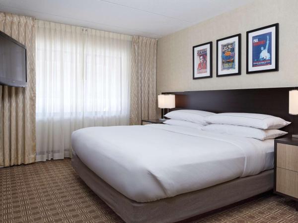 DoubleTree Suites by Hilton Nashville Airport : photo 3 de la chambre suite deluxe avec lit king-size