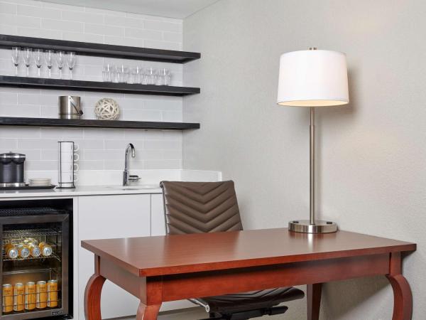 DoubleTree Suites by Hilton Nashville Airport : photo 1 de la chambre one king conference style suite non-smoking