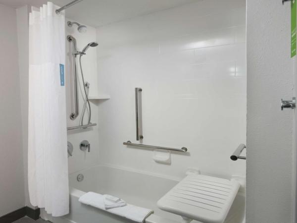 Hampton Inn & Suites Houston-Medical Center-NRG Park : photo 2 de la chambre chambre lit king-size - baignoire accessible aux personnes à mobilité réduite/non-fumeurs