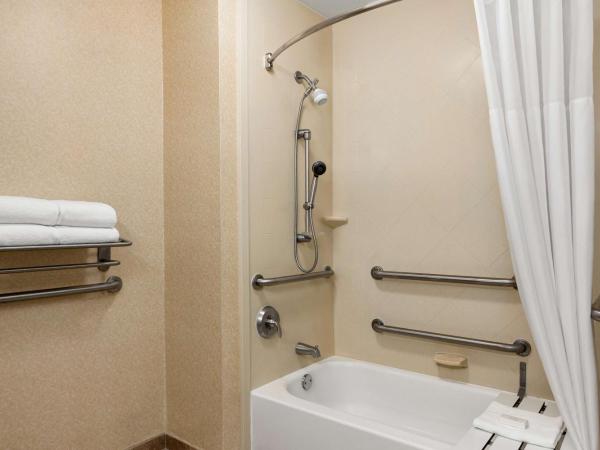 Hampton Inn & Suites Atlanta Airport West Camp Creek Pkwy : photo 3 de la chambre chambre double avec 2 lits queen-size et baignoire - accessible aux personnes à mobilité réduite/malentendantes - non-fumeurs