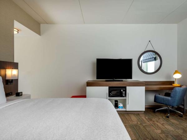 Hampton Inn Baltimore Bayview Campus : photo 3 de la chambre studio lit king-size - accessible aux personnes à mobilité réduite et adapté aux personnes malentendantes - non-fumeurs