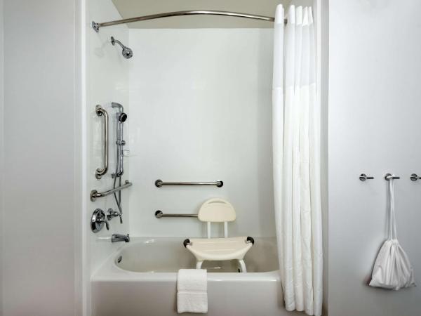 Hampton Inn Baltimore Bayview Campus : photo 4 de la chambre studio lit king-size - accessible aux personnes à mobilité réduite et adapté aux personnes malentendantes - non-fumeurs