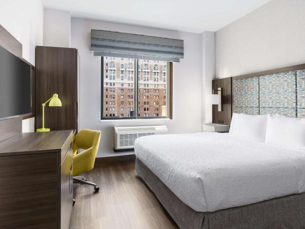 Hampton Inn Manhattan-35th St Empire State Bldg : photo 2 de la chambre chambre lit king-size avec vue